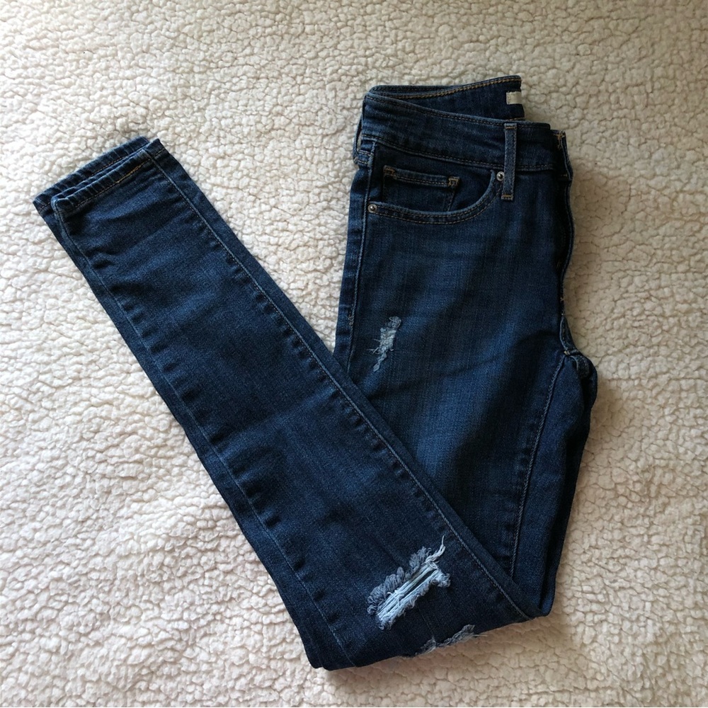 NWOT Levi’s 711 distressed skinny jeans blue